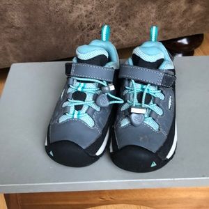 Keen hiking shoe for kids, blue detail, size 9